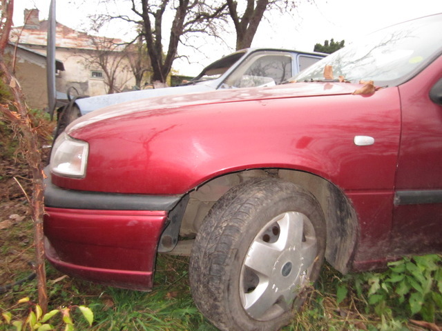 Vand/dezmembrez opel vectra a 1.6 benzina 1993