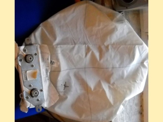 Airbag uri sarite ford ka  sofer si pasager doua