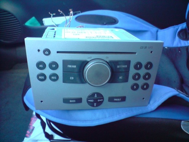 Vand radio cd cu mp3 ,pentru modelele opel corsa,vectra c ,astra h ,zafira,combo